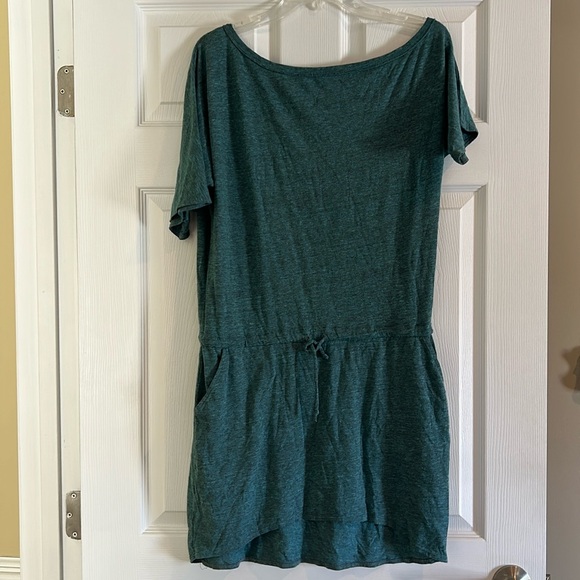 *GREEN* NWOT, Chaser, Women’s, asymmetrical on/off shoulder dress, hi-lo hem - Picture 4 of 8